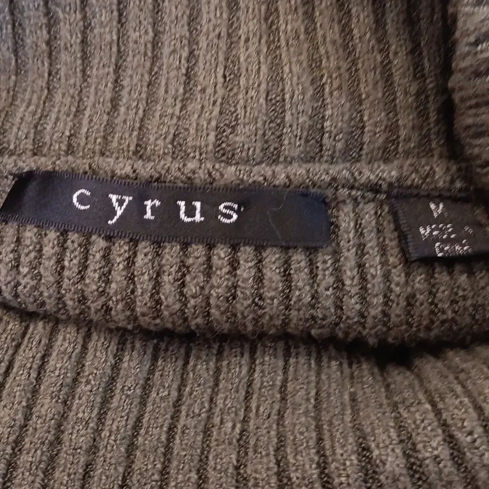 Cyrus Olive Sweater - Picture 7 of 10